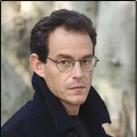 Daniel Silva Headshot