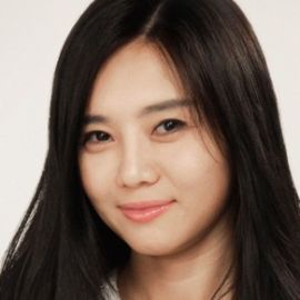 Hyeonseo Lee Headshot